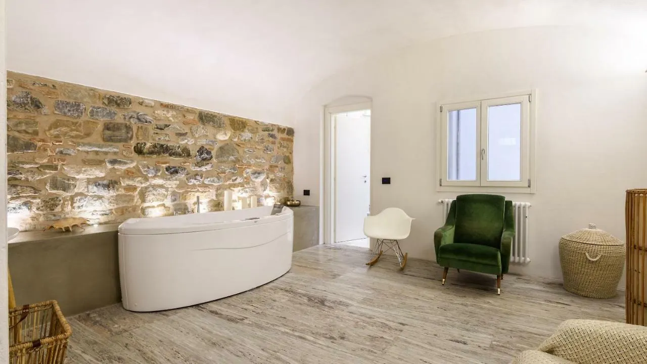 Leopardi Luxury Maison With Garden And Jacuzzi: 10 People Apartment Florence