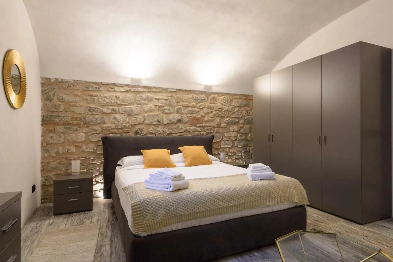 Leopardi Luxury Maison With Garden And Jacuzzi: 10 People Apartment Florence